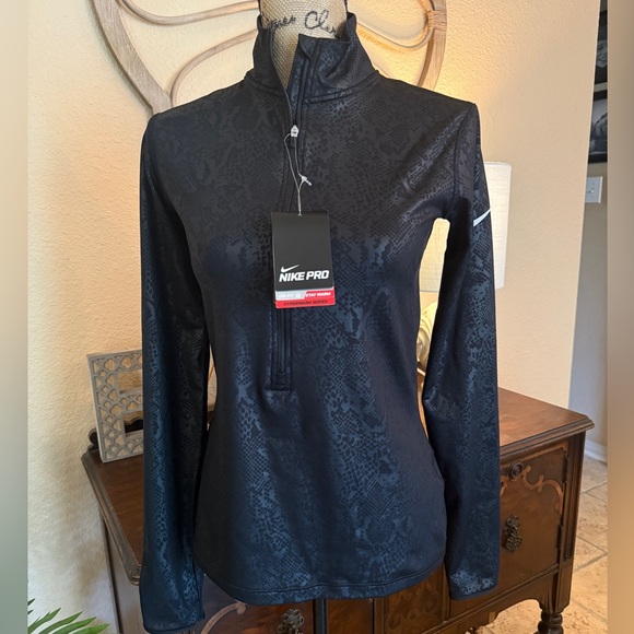 New Nike Pro Hyperwarm Black on Black Pattern Top - Picture 1 of 14